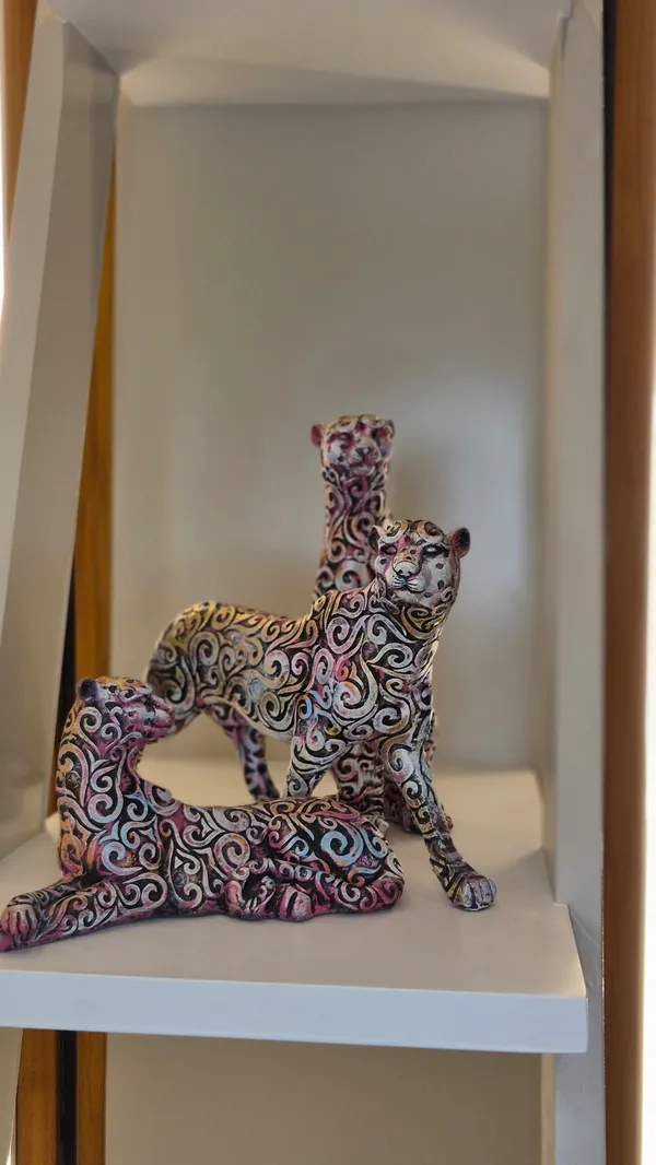 Spotted_And_Natural_Resin_Home_Figurine