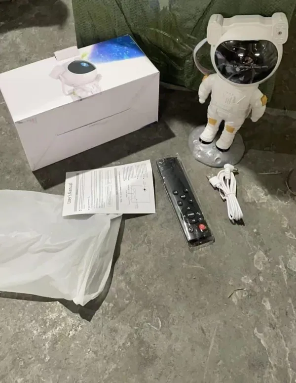 Astronaut_Star_Projector_Night_Light_With_Remote_Control_-_Galaxy_Projector_For_Kids_Room_And_Home_Decor