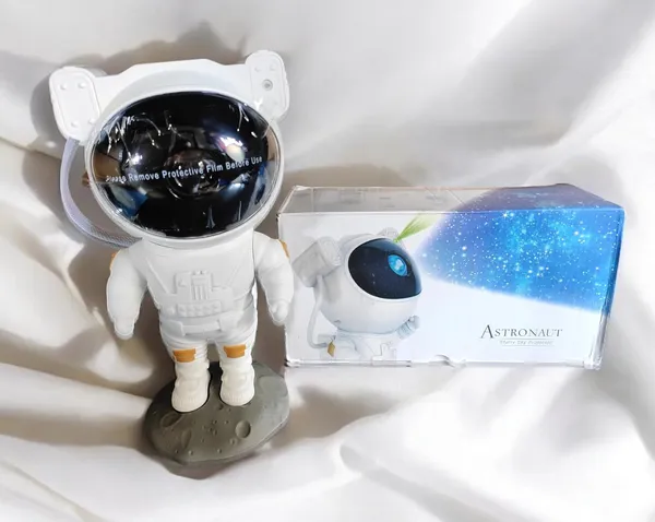 Astronaut_Star_Projector_Night_Light_With_Remote_Control_-_Galaxy_Projector_For_Kids_Room_And_Home_Decor