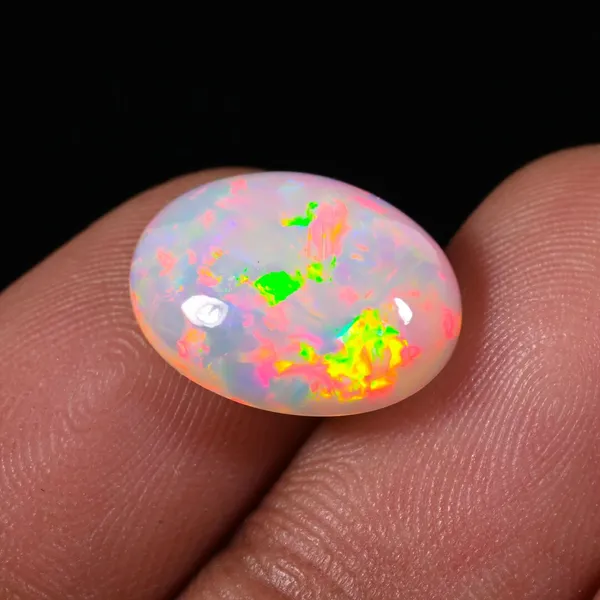 Natural_Ethiopian_Opal_Gemstone_Oval_Cut_with_Multicolor_Fire