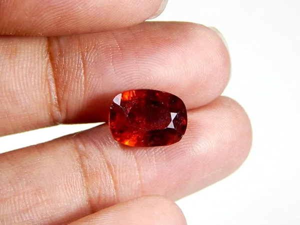 Natural_Hessonite_Garnet_Gemstone_Oval_Cut_Gemed_Stone_for_Astrological_Benefits