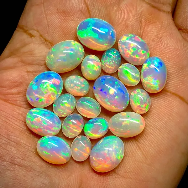 Natural_Ethiopian_Opal_Gemstone_Oval_Cut_with_Multicolor_Fire
