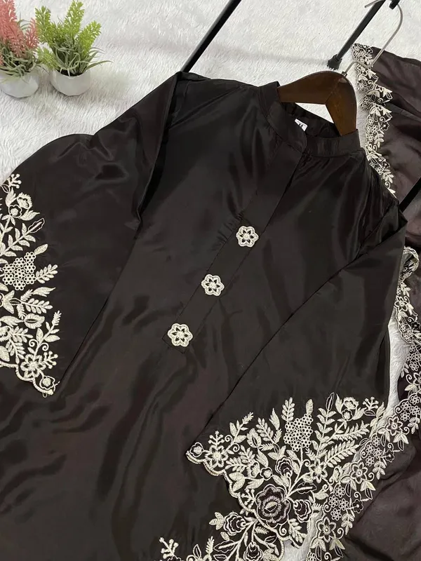 Crape_Silk_Pakistani_Suit_For_Women