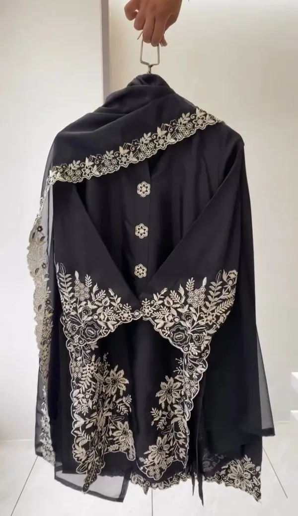Crape_Silk_Pakistani_Suit_For_Women