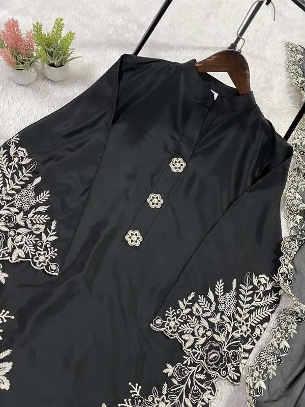 Crape_Silk_Pakistani_Suit_For_Women