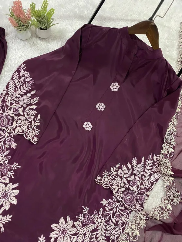 Crape_Silk_Pakistani_Suit_For_Women