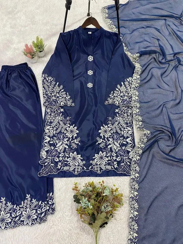 Crape_Silk_Pakistani_Suit_For_Women