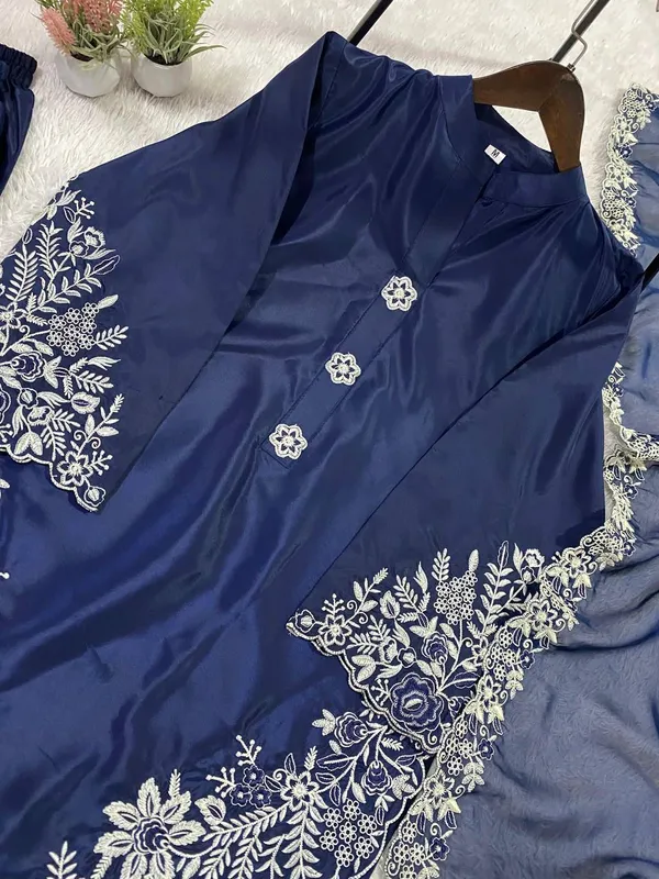 Crape_Silk_Pakistani_Suit_For_Women