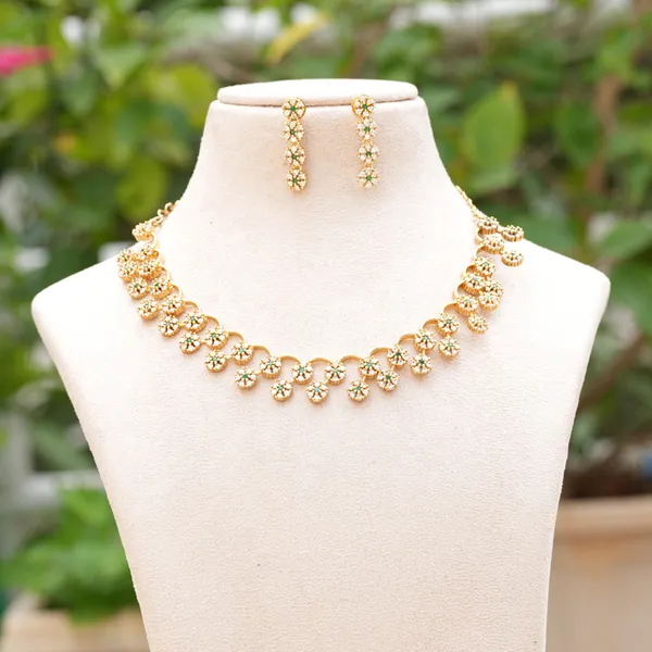 Glamourous_White_Stone_Floral_Necklace