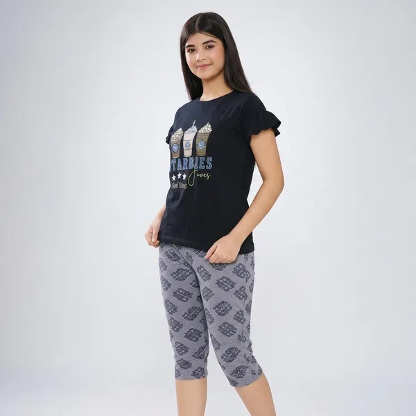 Black_Hosiery_T-Shirt_And_Capri_Set_For_Women