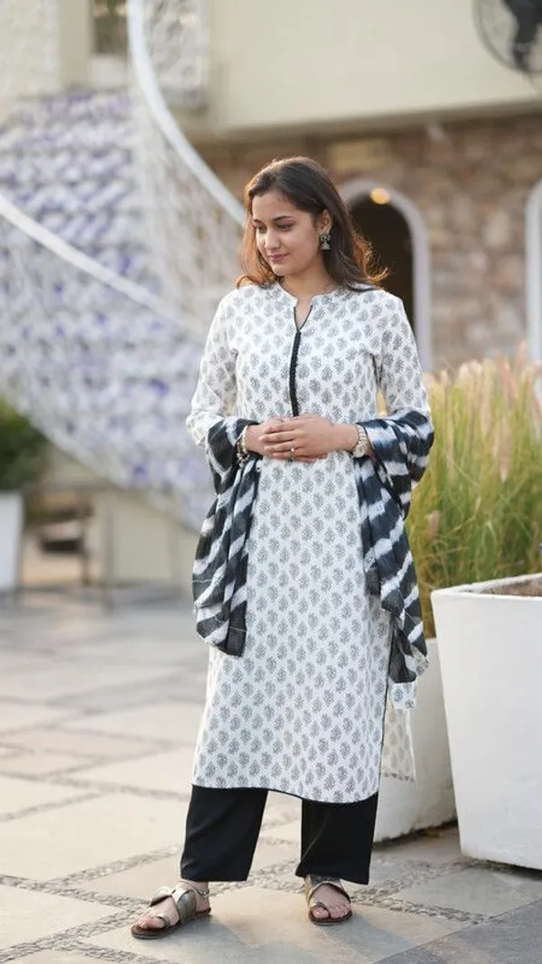 Women_Kurti_And_Pant_With_Dupatta_Set