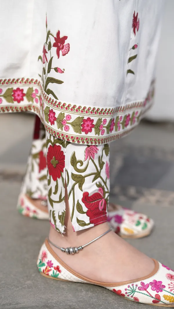 Women_Kurti_And_Pant_With_Dupatta_Set