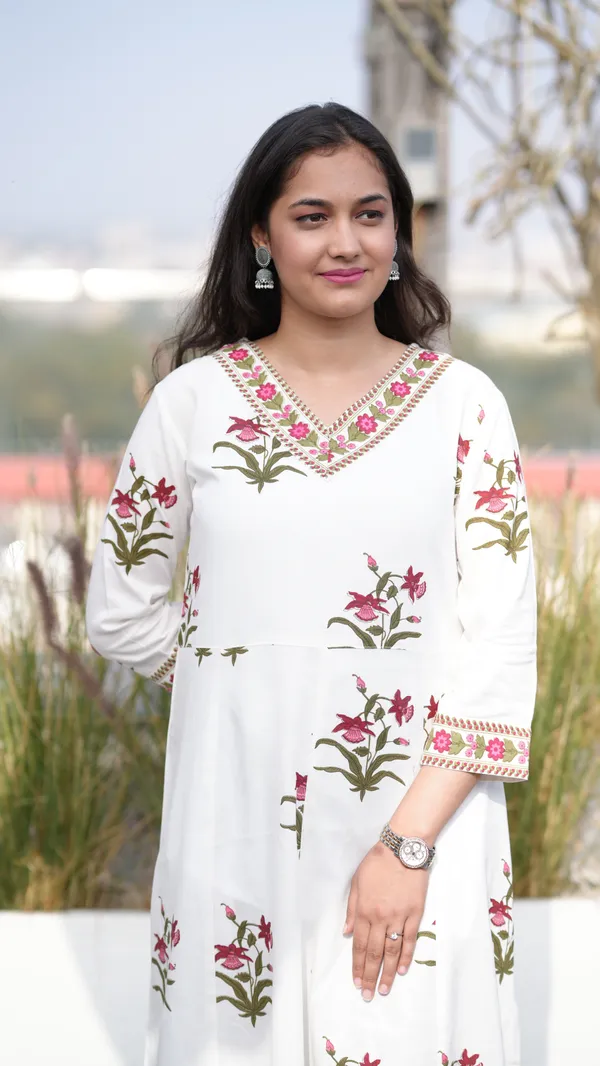 Women_Kurti_And_Pant_With_Dupatta_Set