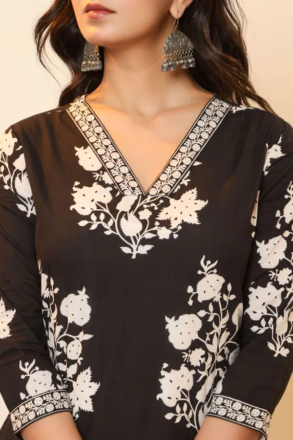 Women_Kurta_Pant_Attached_Dupatta_Set