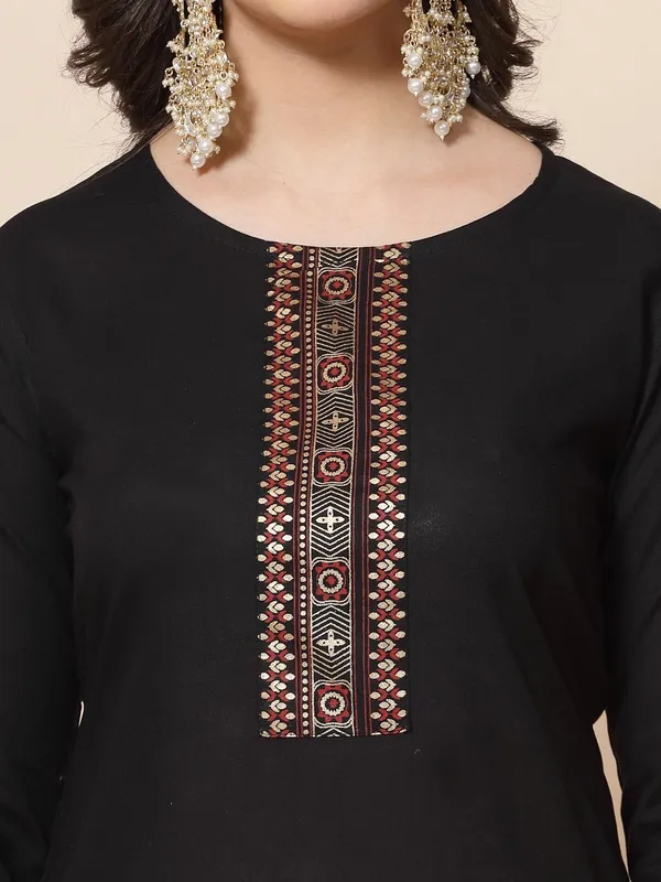 Women_Kurta_And_Pant_With_Dupatta_Set