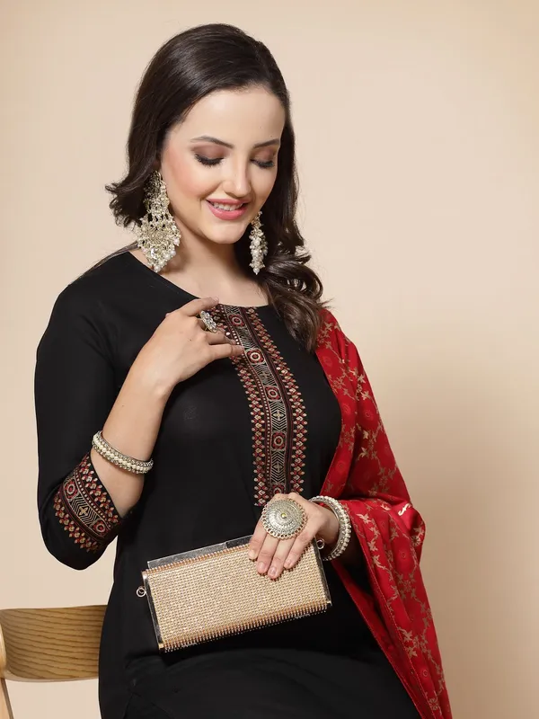 Women_Kurta_And_Pant_With_Dupatta_Set