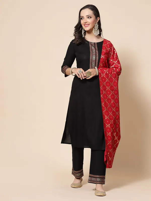 Women_Kurta_And_Pant_With_Dupatta_Set