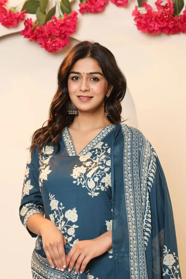 Women_Kurta_Pant_Attached_Dupatta_Set