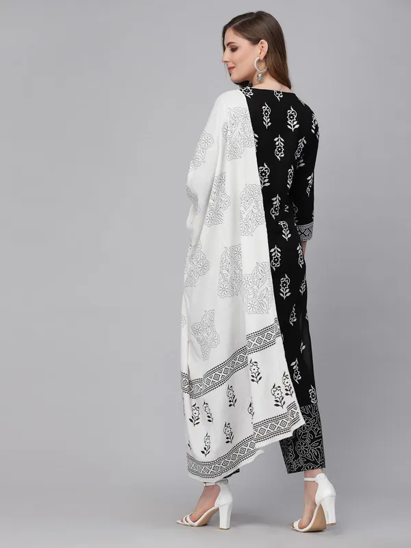 Women_Kurta_And_Dupatta_Set