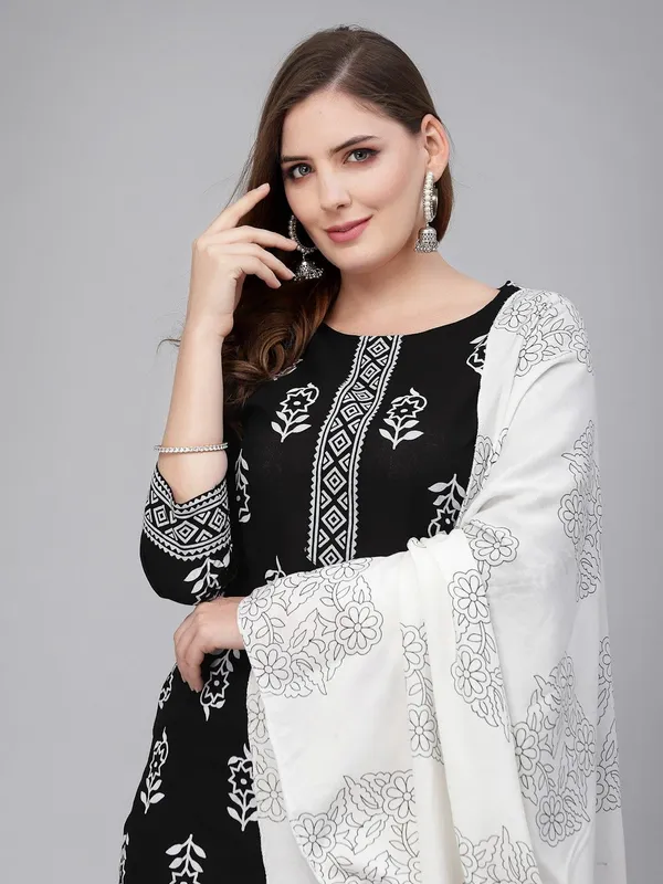 Women_Kurta_And_Dupatta_Set
