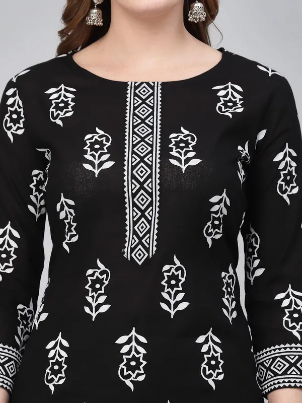 Women_Kurta_And_Dupatta_Set