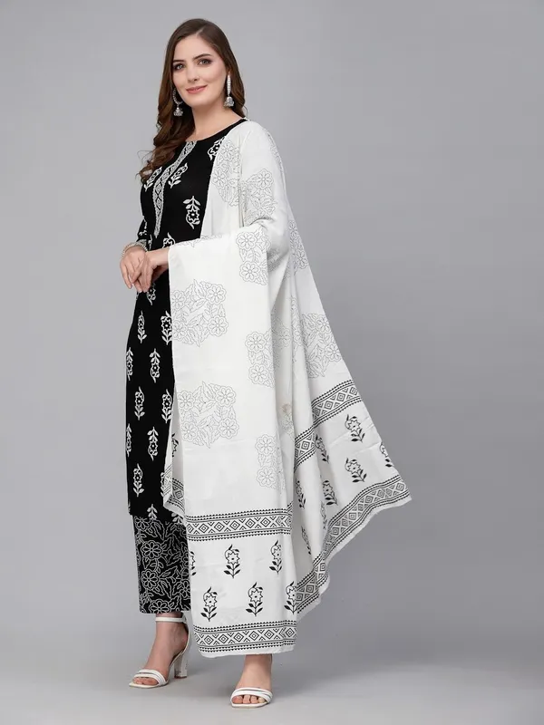 Women_Kurta_And_Dupatta_Set