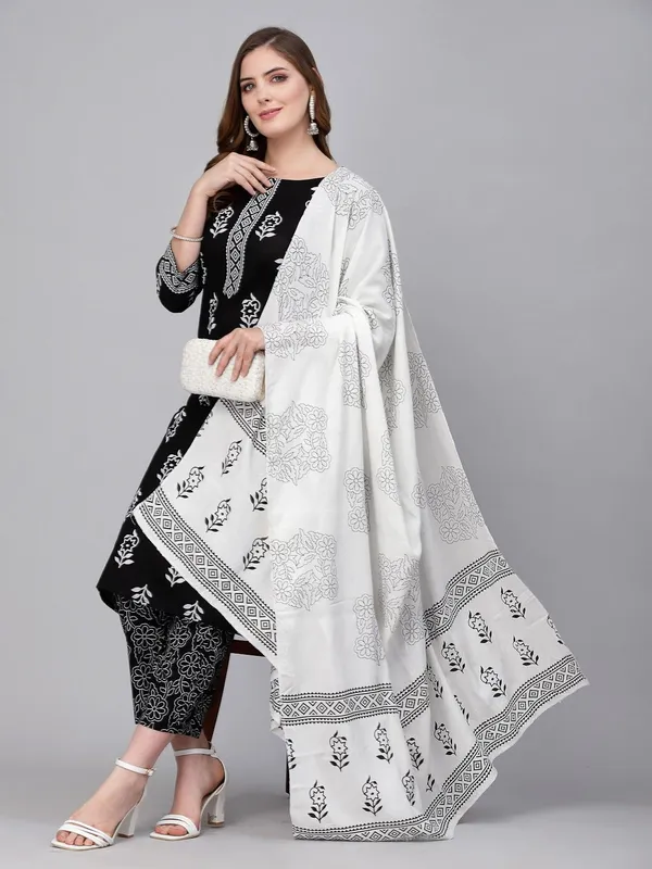 Women_Kurta_And_Dupatta_Set