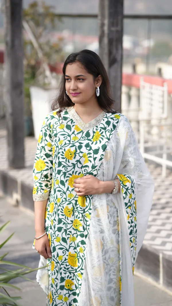 Women_Kurti_And_Pant_With_Dupatta_Set