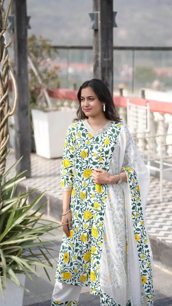 Women_Kurti_And_Pant_With_Dupatta_Set
