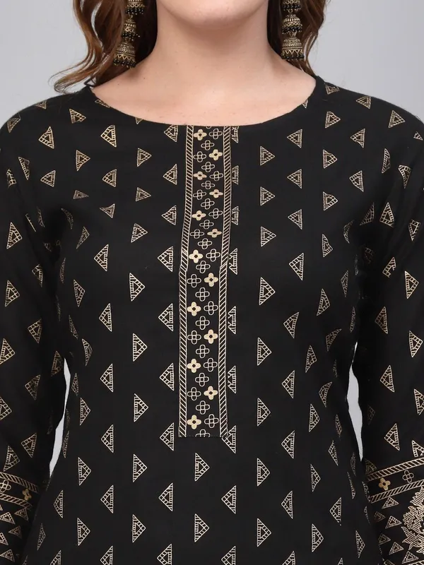 Women_Kurta_And_Palazzo_With_Dupatta_Set
