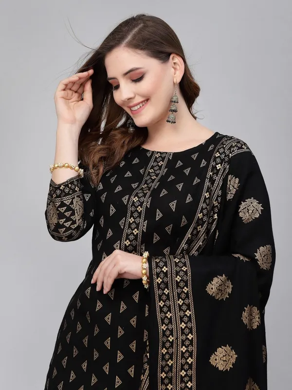 Women_Kurta_And_Palazzo_With_Dupatta_Set