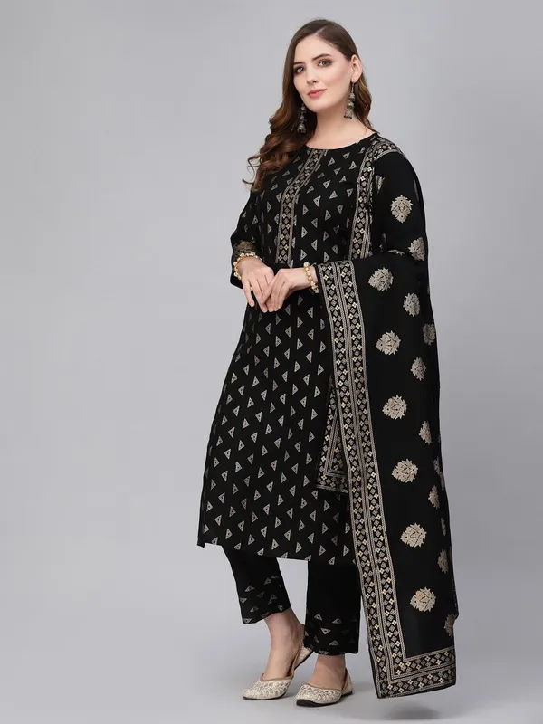 Women_Kurta_And_Palazzo_With_Dupatta_Set
