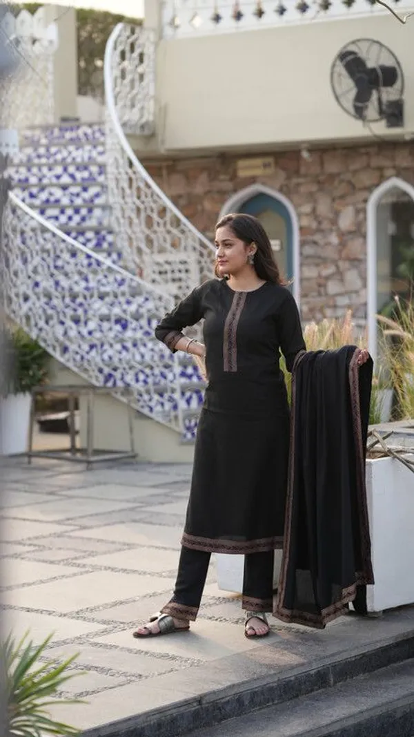 Women_Kurti_And_Pant_With_Dupatta_Set