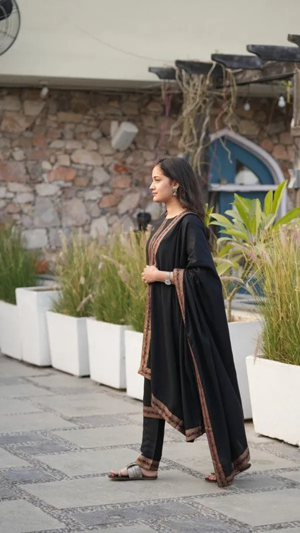 Women_Kurti_And_Pant_With_Dupatta_Set