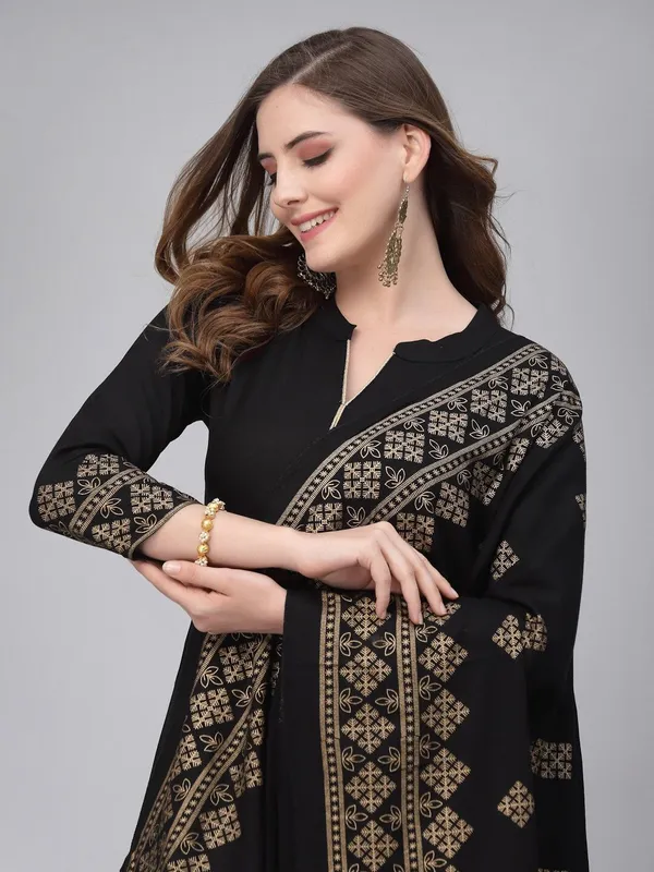 Women_Kurta_And_Palazzo_With_Dupatta_Set