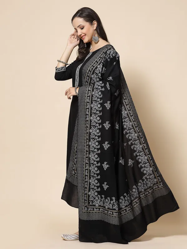 Women_Kurta_And_Pant_With_Dupatta_Set