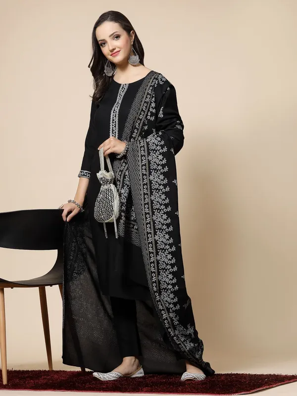 Women_Kurta_And_Pant_With_Dupatta_Set