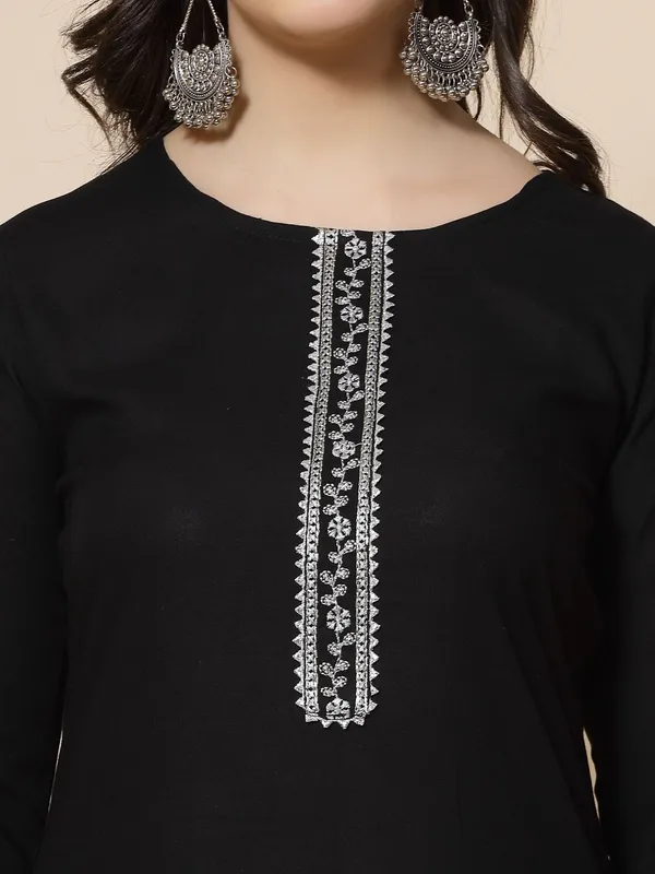 Women_Kurta_And_Pant_With_Dupatta_Set