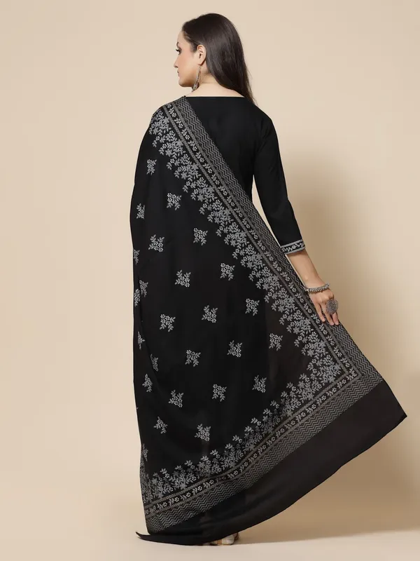Women_Kurta_And_Pant_With_Dupatta_Set