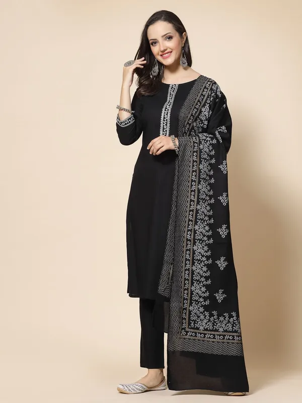 Women_Kurta_And_Pant_With_Dupatta_Set