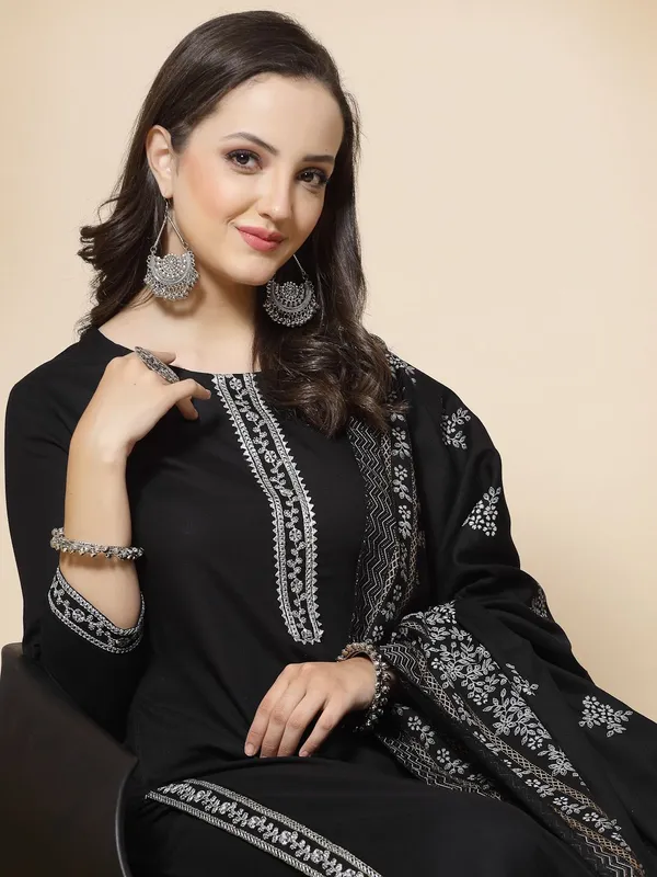 Women_Kurta_And_Pant_With_Dupatta_Set