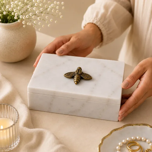 Honeybee_box_white