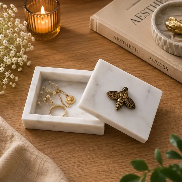 Honeybee_box_white