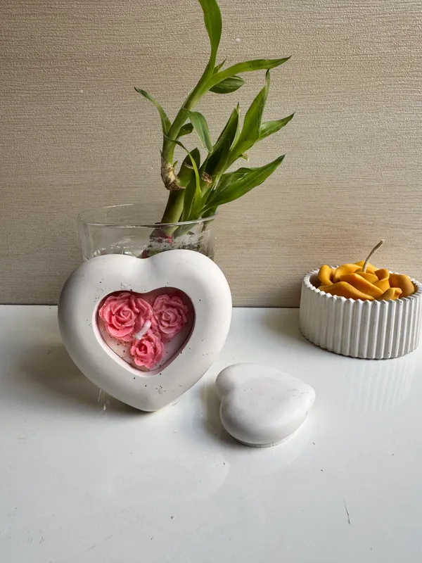 White_Heart_Concrete_With_Small_Rose