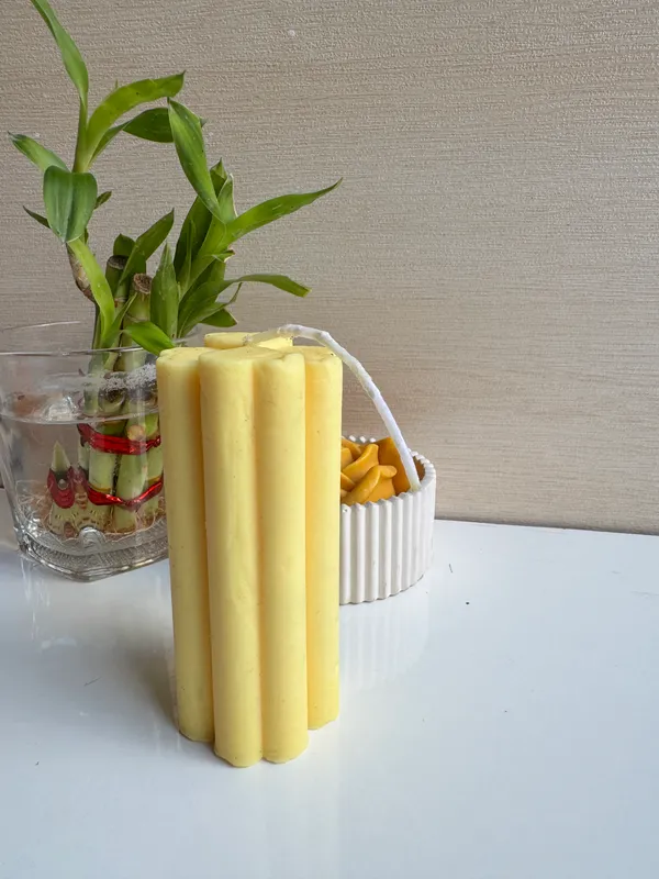 Yellow_Ribbed_Line_Candle