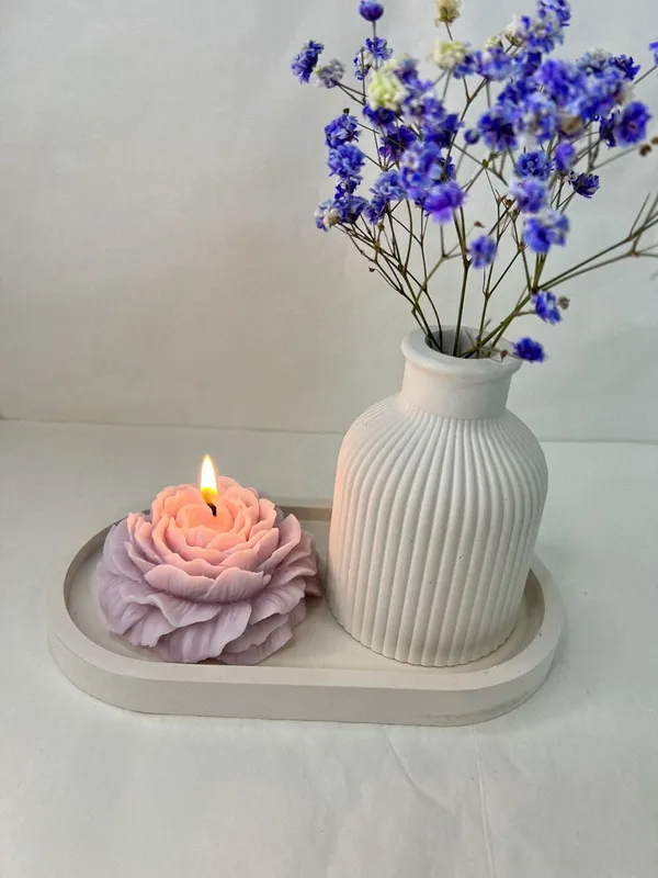 Concrete_Tray_And_Ribbed_Vase_With_Peony_Candle