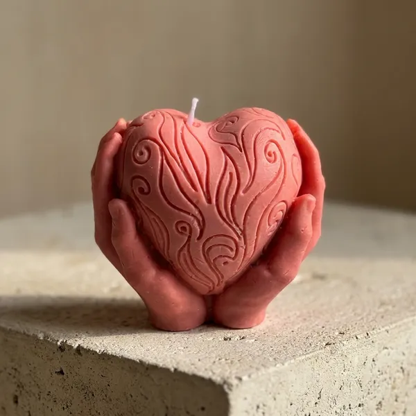 Coral_Heart_In_Hand_Candle
