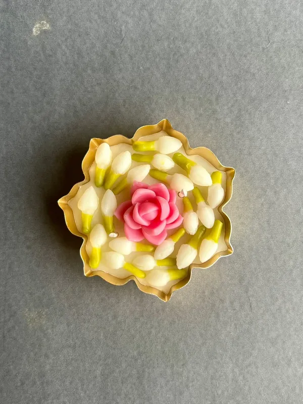 3.5In_Metal_Urli_Candle_With_Lotus_And_Mogra_Flower
