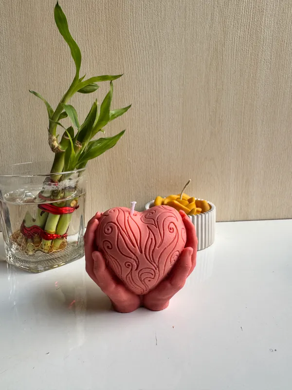 Coral_Heart_In_Hand_Candle
