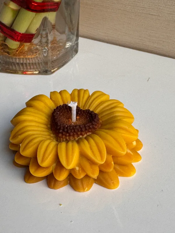 Yellow_Sunflower_With_Heart_Candle